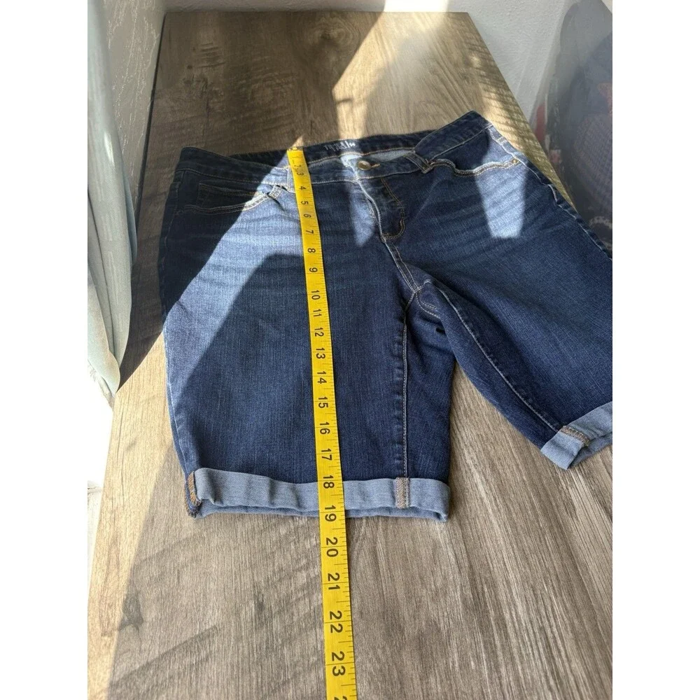 Time and Tru Women's Blue Denim Shorts Size 14